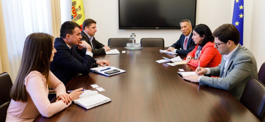 ministrul finantelor si reprezentanta trezoreriei sua