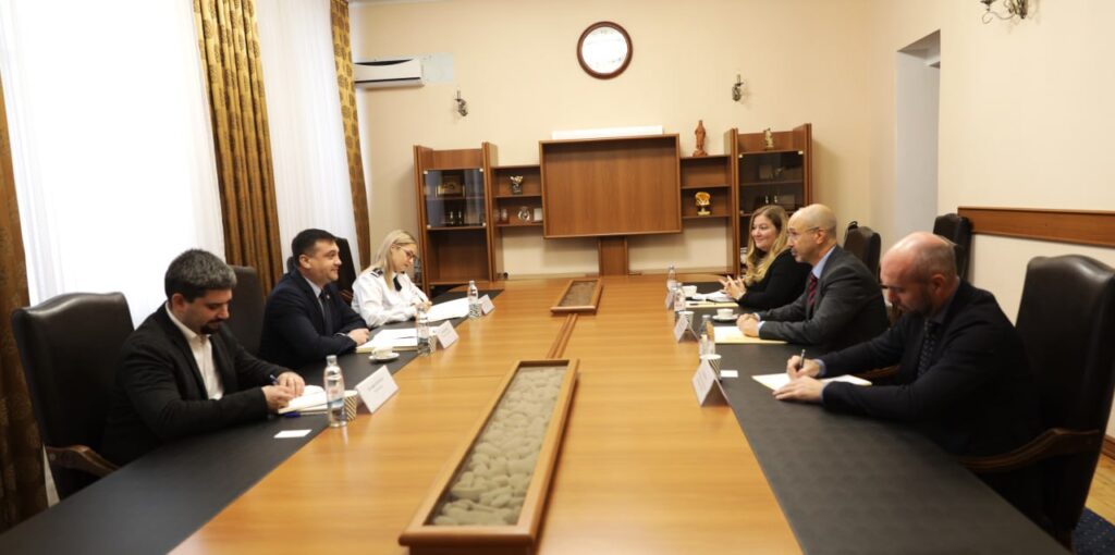 ministrul mai a avut o intrevedere cu reprezentantii centrului de la geneva