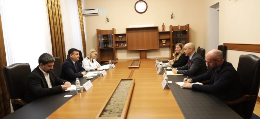 ministrul mai a avut o intrevedere cu reprezentantii centrului de la geneva