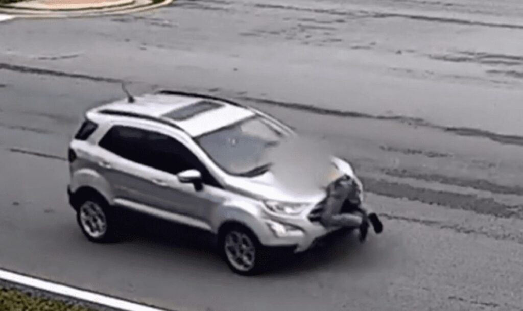 O șoferiță a lovit un bărbat și a fugit cu el pe capotă peste 3 kilometri, până a prins-o poliția și a încătușat-o 1 O șoferiță a lovit un bărbat și a fugit cu el pe capotă peste 3 kilometri, până a prins-o poliția și a încătușat-o