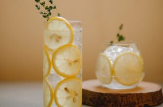 glasses with lemon drink on table