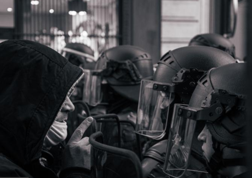 politia a impuscat o femeie care ameninta civilii la metrou