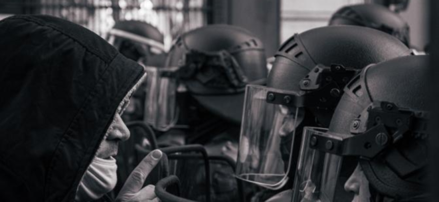 politia a impuscat o femeie care ameninta civilii la metrou