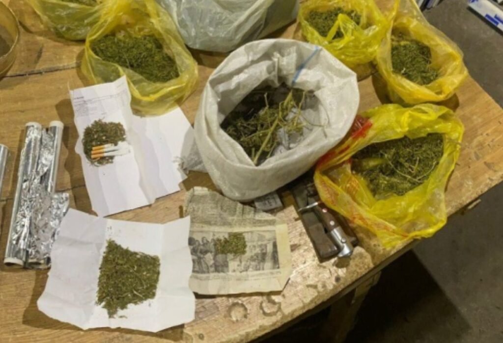 16 percheziții pe un caz cu droguri și un figurant reținut în timp ce a încercat să mituiască un polițist 1 16 percheziții pe un caz cu droguri și un figurant reținut în timp ce a încercat să mituiască un polițist