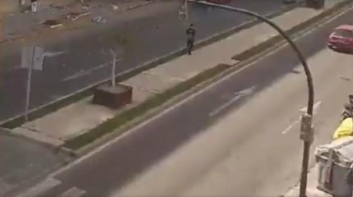 VIDEO// Un autocar a intrat pe trotuar și a omorât trei persoane. Mai multe persoane au fost rănite