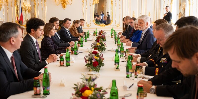 sefa statului se afla astazi in vizita oficiala in republica ceha