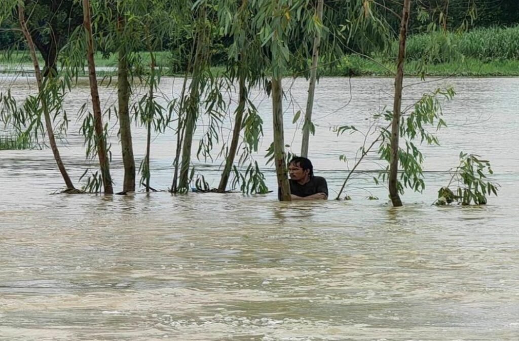 Mii de persoane din Thailanda, rămase pe drumuri, după cele mai mari inundaţii din istoria ţării 1 Mii de persoane din Thailanda, rămase pe drumuri, după cele mai mari inundaţii din istoria ţării