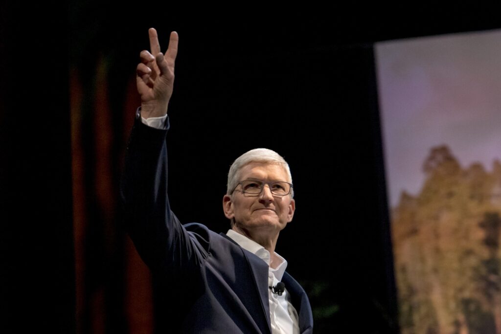 Tim Cook, directorul general al Apple, mai bogat cu 41 de milioane de dolari. A vândut 511.000 de acțiuni 1 tim cook directorul general al apple