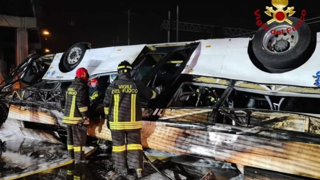 Tragedie în Veneția! Cel puțin 20 de persoane au murit într-un grav accident, după ce autobuzul în care se aflau a căzut de la înălțime