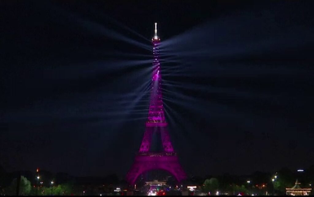 Turnul Eiffel se va lumina în roz pentru a susține lupta împotriva cancerului de sân