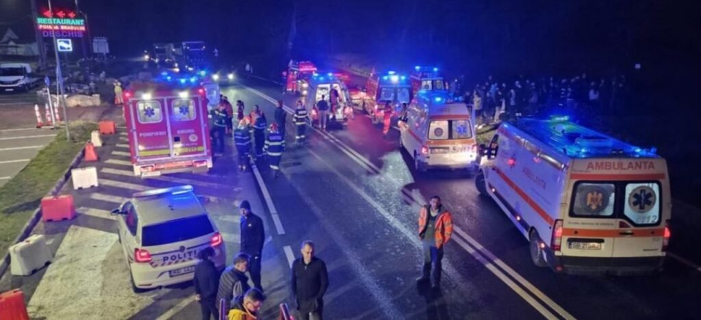 Un autocar cu 60 de pasageri s-a răsturnat,generând o situație de urgență majoră