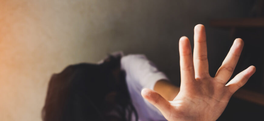 un individ a fost dat pe mana politiei