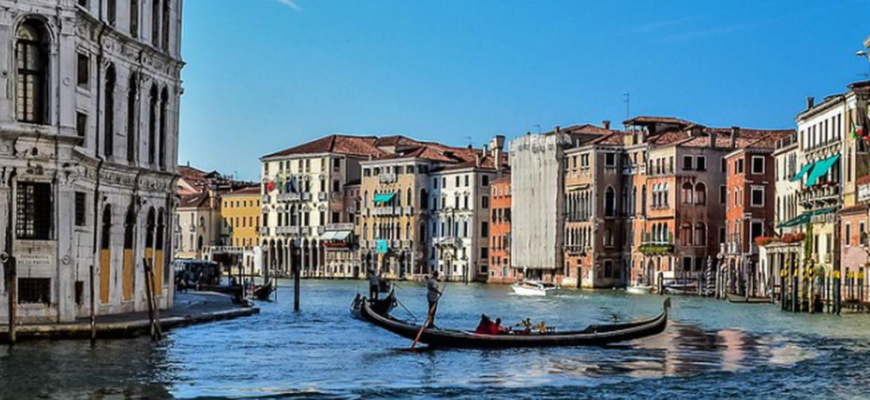 venetia va incepe sa taxeze turistii