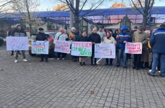 FOTO// Flashmob la Curtea de Apel Bălți în susținerea candidatului independent Arina Corșicova
