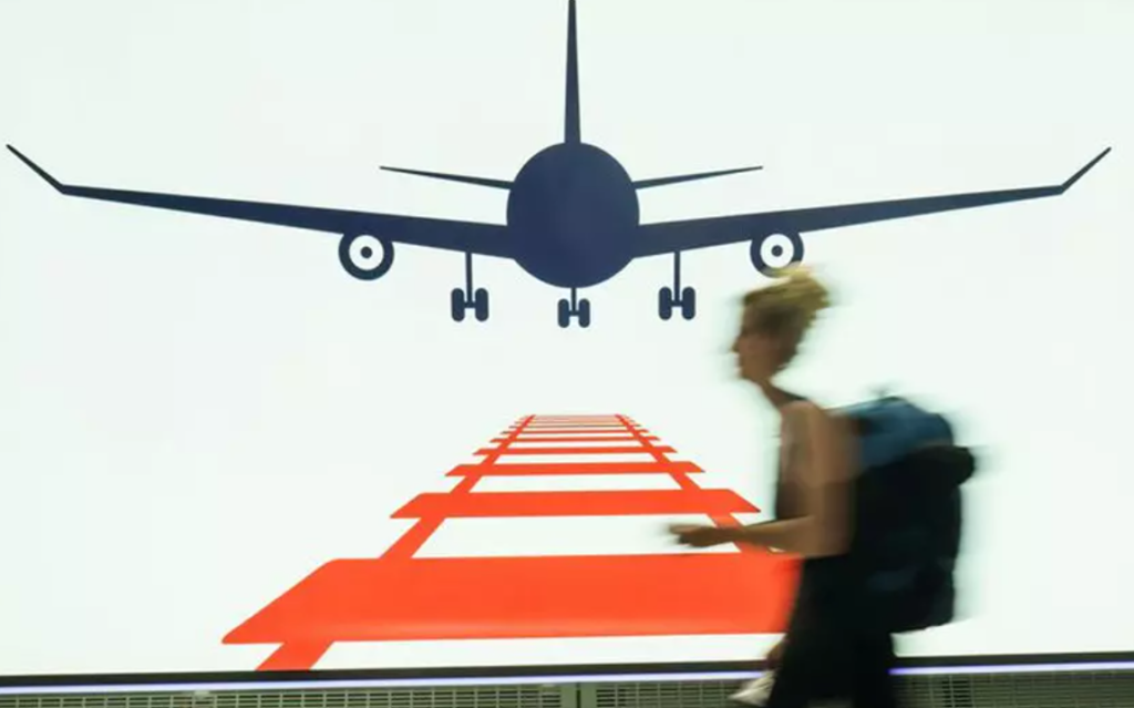 a ratat imbarcarea a alergat in fata avionului pe pista