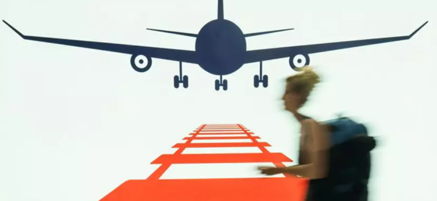 a ratat imbarcarea a alergat in fata avionului pe pista