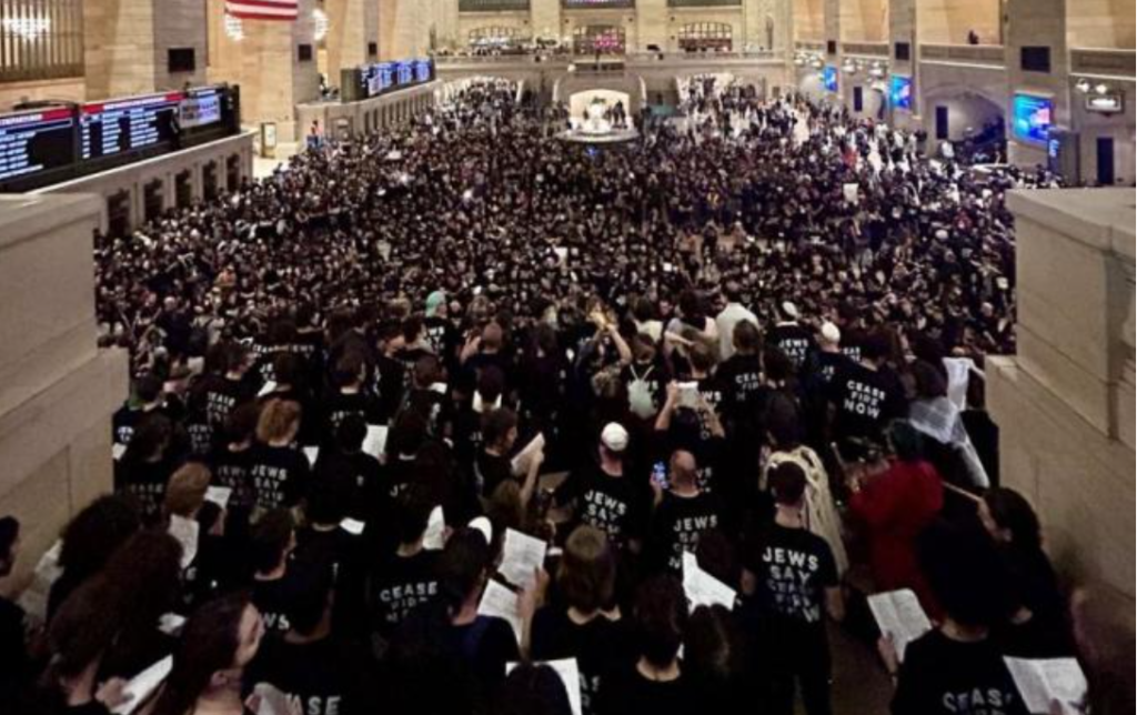 activistii evrei au ocupat statuia libertatii