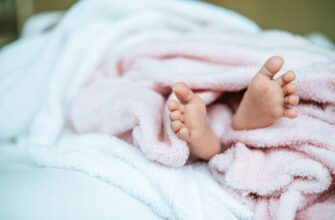 Un cuplu a fost arestat după ce și-au bătut, maltratat și omorât fetița de o lună: ”Au spălat copila în apă opărită și apoi i-au pus untură pe răni”
