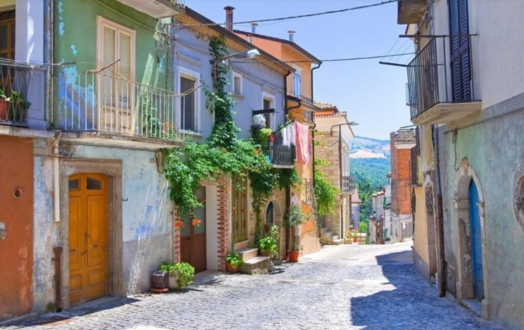 Harta orașelor din Italia unde se pot cumpăra case cu 1 euro. Tot mai mulți străini caută "la dolce vita" cu bani puțini 1 Harta orașelor din Italia unde se pot cumpăra case cu 1 euro. Tot mai mulți străini caută "la dolce vita" cu bani puțini