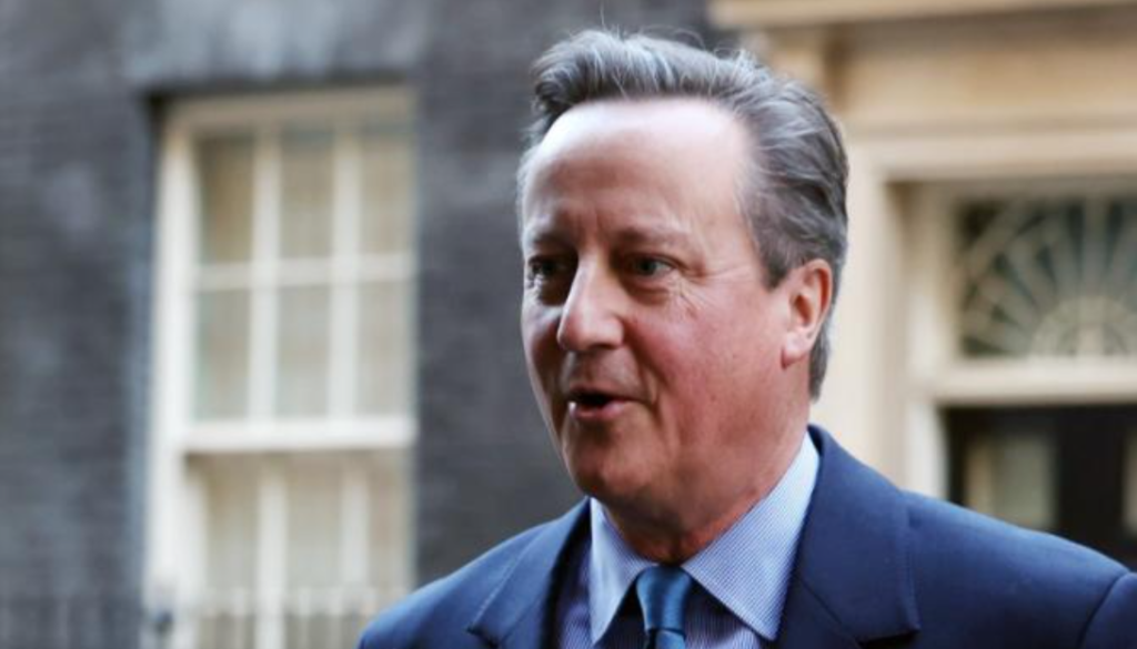 david cameron revine in politica
