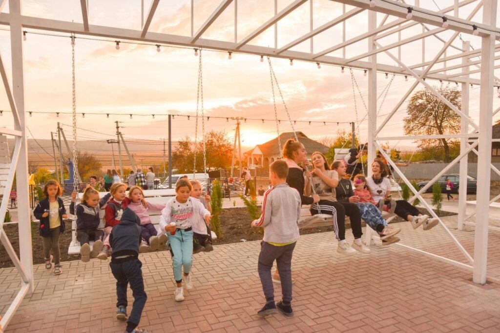 Satul Cișmea din raionul Orhei devine mai atractiv! O estradă de vară fascinează locuitorii și vizitatorii localității
