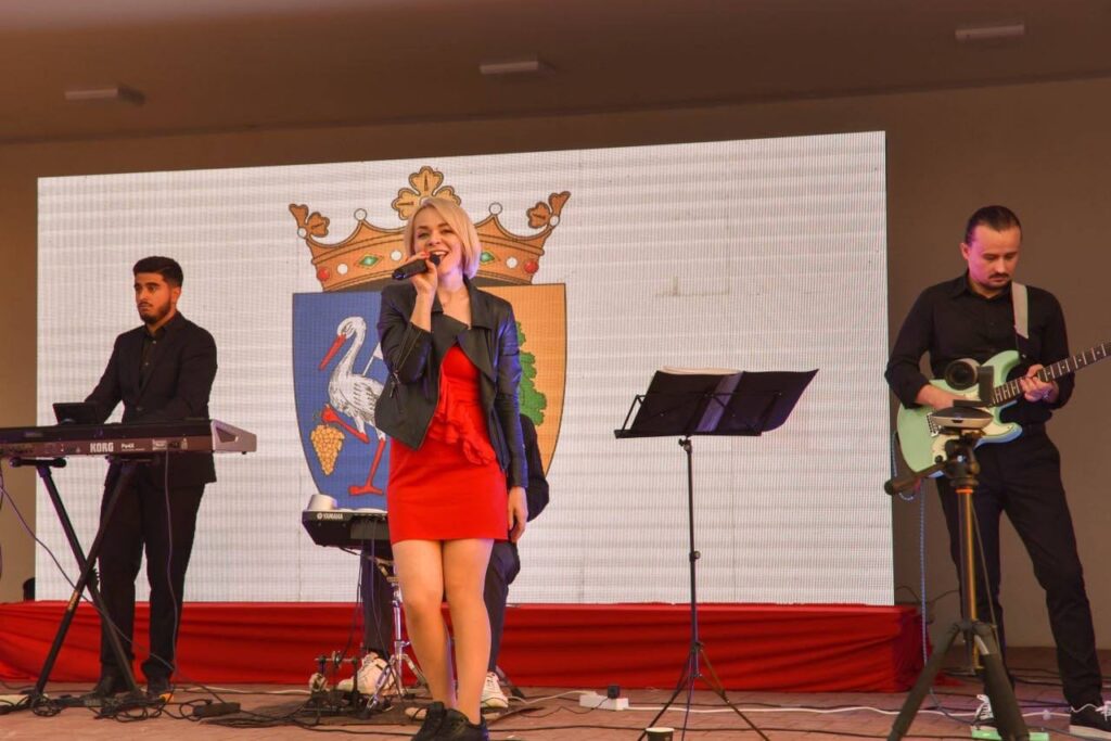 Satul Cișmea din raionul Orhei devine mai atractiv! O estradă de vară fascinează locuitorii și vizitatorii localității