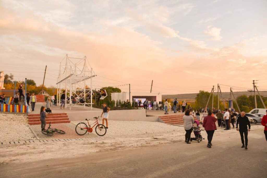 Satul Cișmea din raionul Orhei devine mai atractiv! O estradă de vară fascinează locuitorii și vizitatorii localității