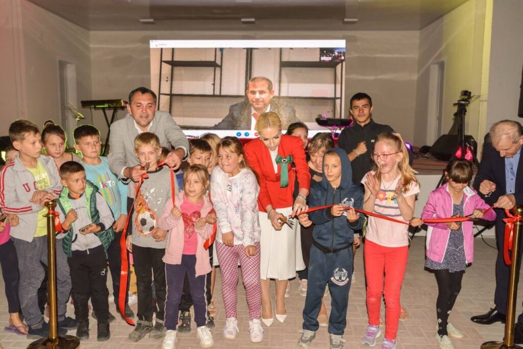 Satul Cișmea din raionul Orhei devine mai atractiv! O estradă de vară fascinează locuitorii și vizitatorii localității