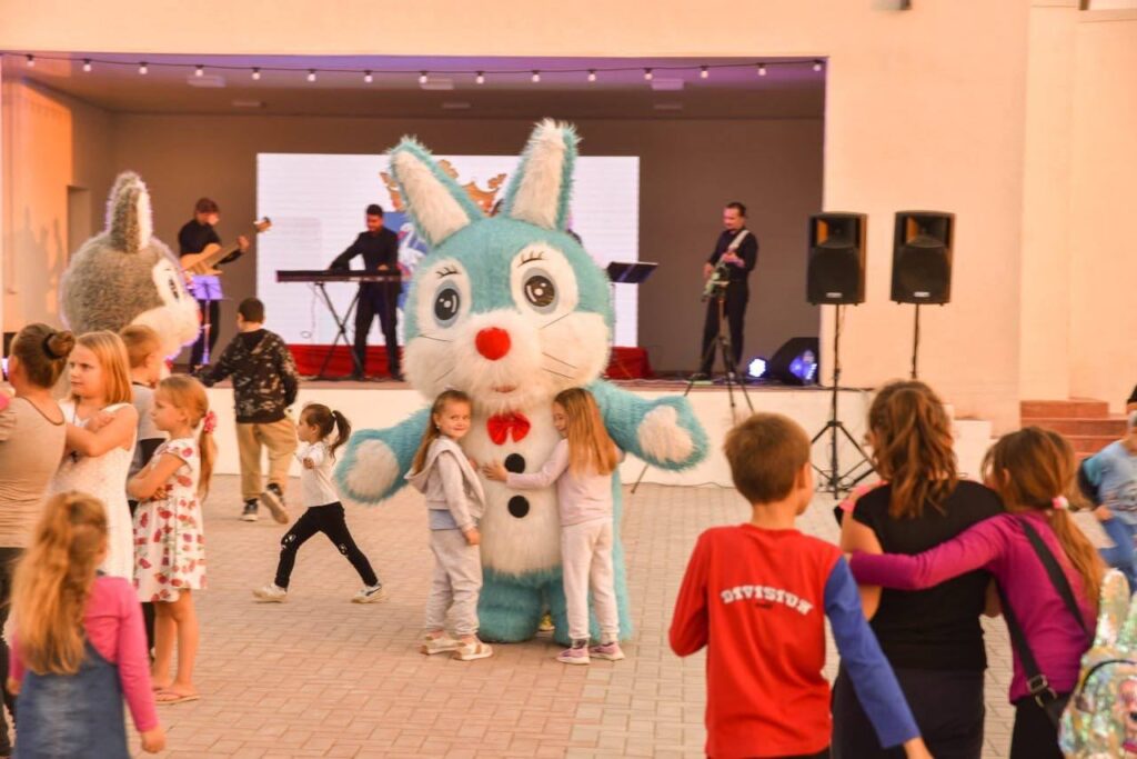 Satul Cișmea din raionul Orhei devine mai atractiv! O estradă de vară fascinează locuitorii și vizitatorii localității