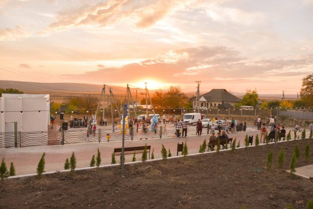 Satul Cișmea din raionul Orhei devine mai atractiv! O estradă de vară fascinează locuitorii și vizitatorii localității