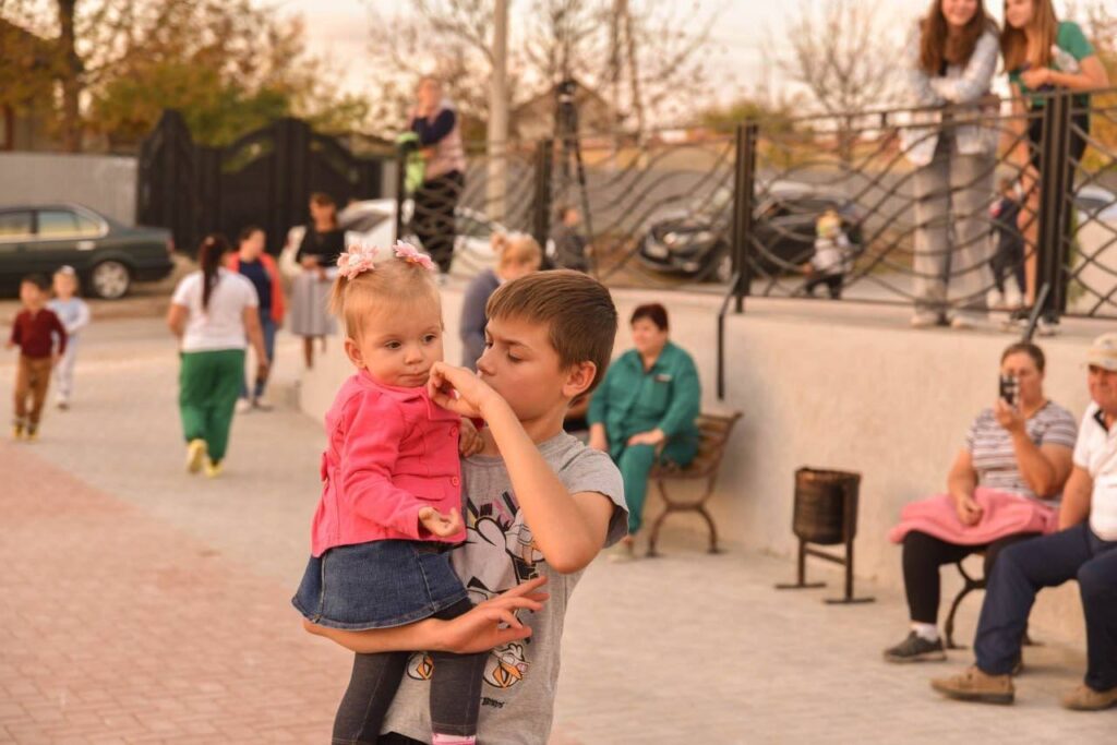 Satul Cișmea din raionul Orhei devine mai atractiv! O estradă de vară fascinează locuitorii și vizitatorii localității