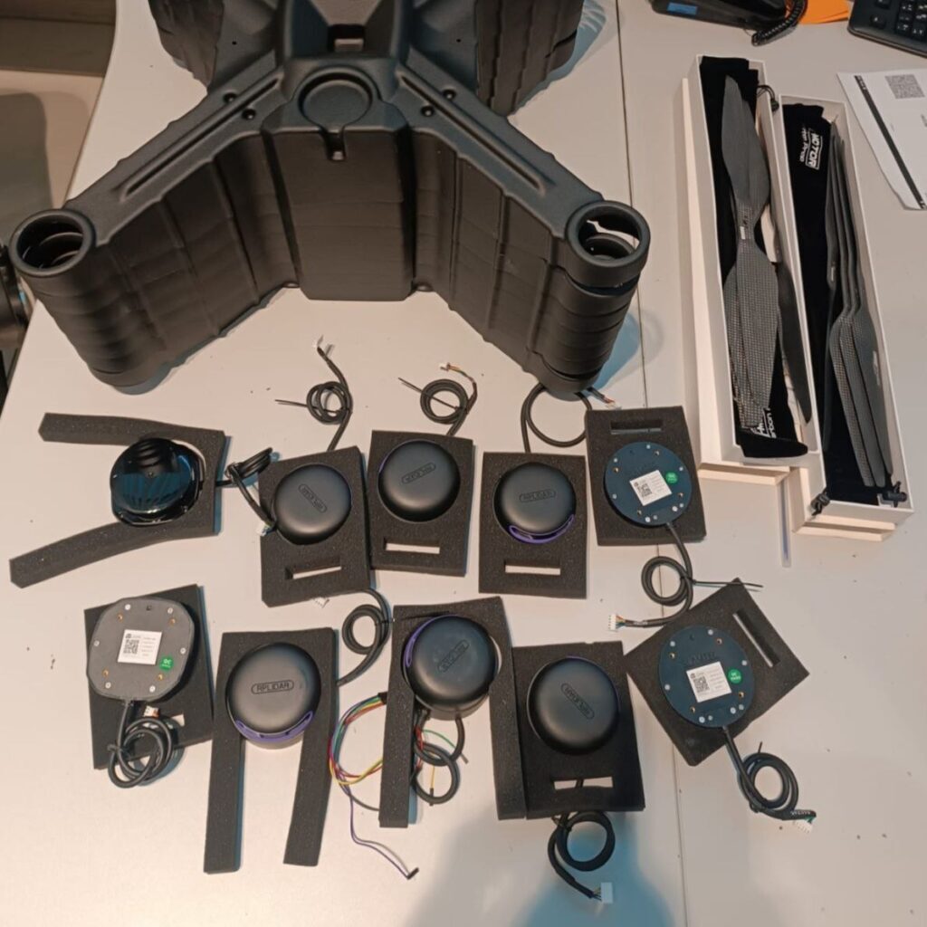 Mai multe drone au „aterizat” la Aeroportul din Chișinău! Vameșii au luat la puricat un străin de la cursa Istanbul-Chișinău