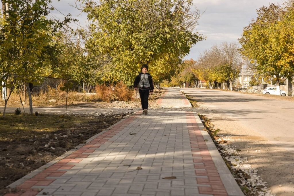 FOTO// Echipa lui Șor continuă proiectele de infrastructură în raionul Orhei: în satul Jeloboc a fost construit un nou trotuar 4 FOTO// Echipa lui Șor continuă proiectele de infrastructură în raionul Orhei: în satul Jeloboc a fost construit un nou trotuar