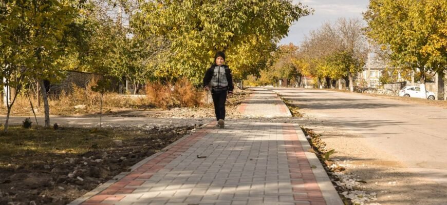 FOTO// Echipa lui Șor continuă proiectele de infrastructură în raionul Orhei: în satul Jeloboc a fost construit un nou trotuar