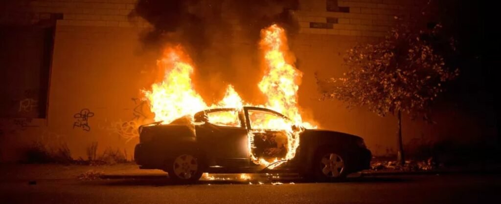 Incendiu la un autoturism stins de doi pompieri care mergeau spre serviciu 1 Incendiu la un autoturism stins de doi pompieri care mergeau spre serviciu