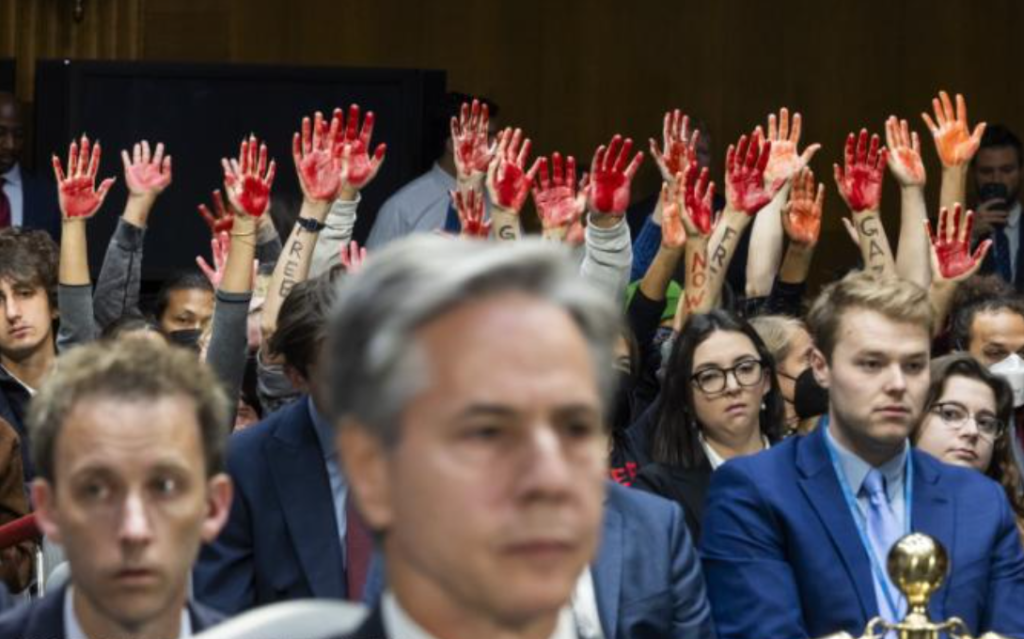 intrerupt de protestatarii anti razboi