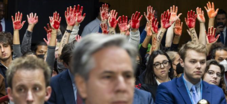 intrerupt de protestatarii anti razboi