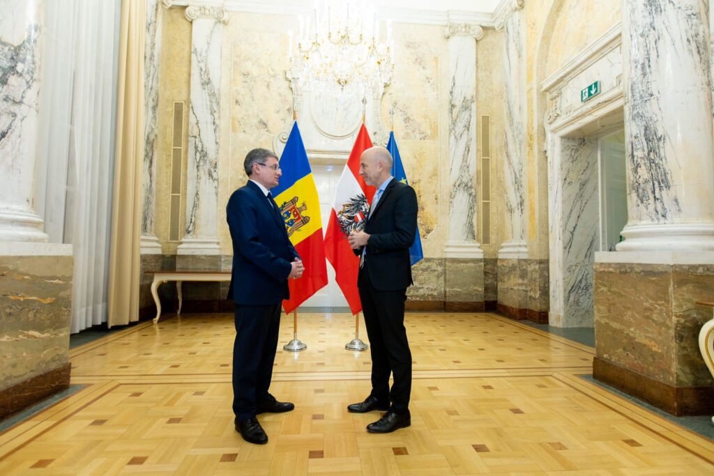 <strong>Președintele Parlamentului a discutat cu miniștrii austrieci pentru afaceri europene și economice: „Am subliniat angajamentul și hotărârea legislativului față de agenda de reforme”</strong> 1 Președintele Parlamentului a discutat cu miniștrii austrieci pentru afaceri europene și economice: „Am subliniat angajamentul și hotărârea legislativului față de agenda de reforme”