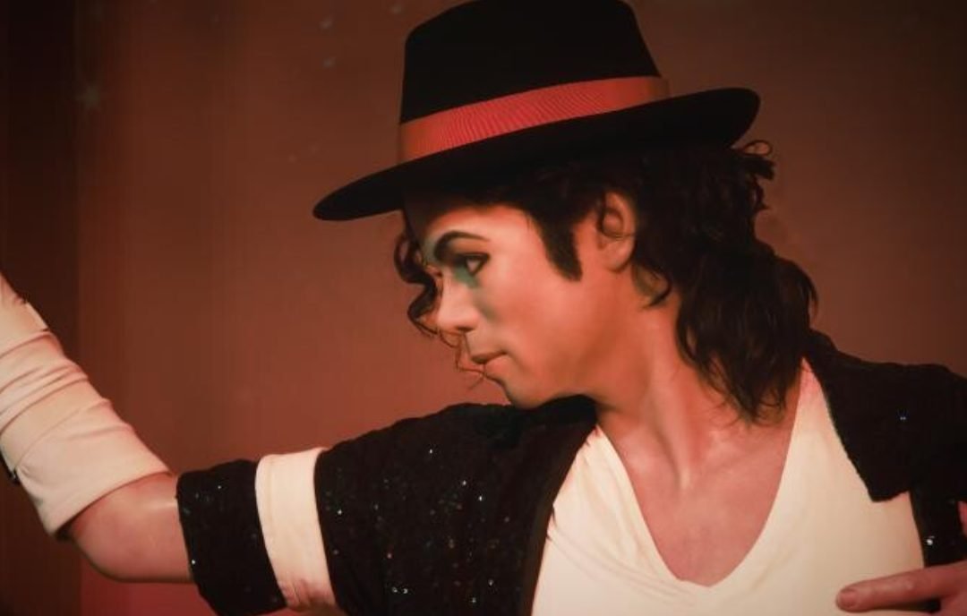 Jacheta lui Michael Jackson purtată în reclama Pepsi când i-a luat foc părul, vândută cu 250.000 lire sterline
