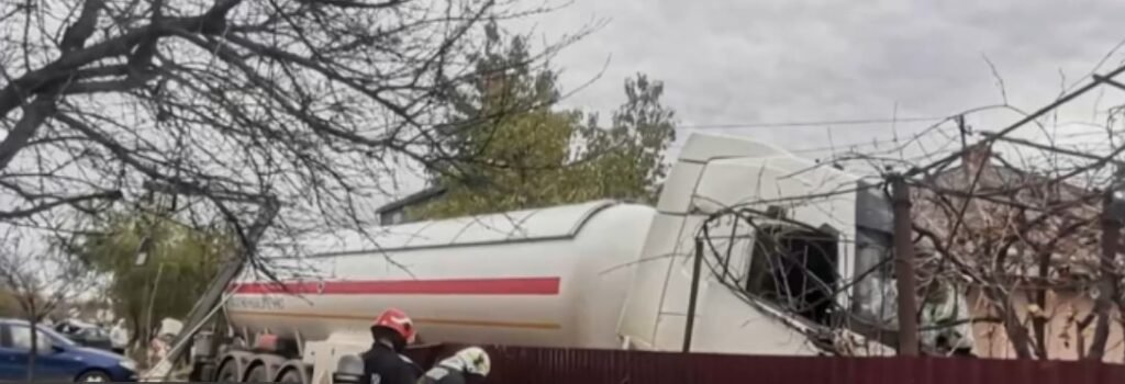 Pericol de explozie! O autocisternă încărcată cu GPL a lovit o țeavă de gaze 1 Pericol de explozie! O autocisternă încărcată cu GPL a lovit o țeavă de gaze