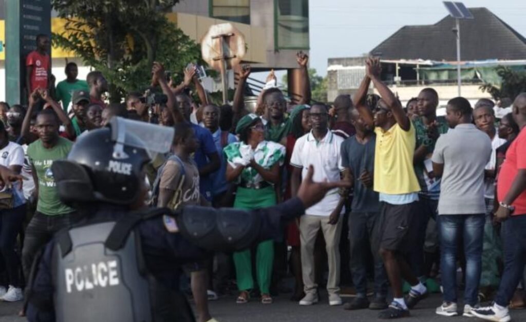 O mașină a intrat în plin în mulțime, în Liberia, în susținătorii președintelui ales. ”Zece persoane sunt moarte la ora la care vă vorbesc"