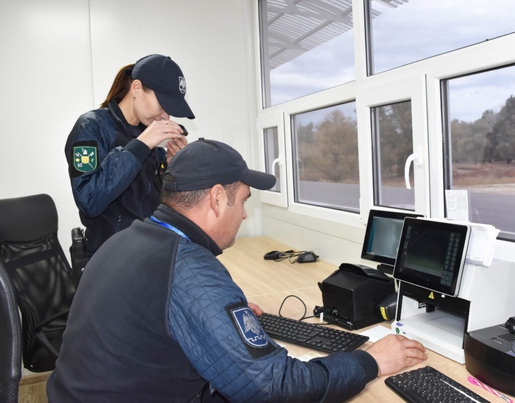 Un tânăr din Chișinău a plătit 150 de euro pentru un permis fals. Acum a rămas fără act, dar s-a ales cu dosar 1 Un tânăr din Chișinău a plătit 150 de euro pentru un permis fals. Acum a rămas fără act, dar s-a ales cu dosar