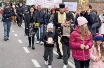 Moldovenii au ieșit să protesteze în Italia. Aceștia sunt nemulțumiți după ce a fost pus lacătul pe biserica în care se rugau