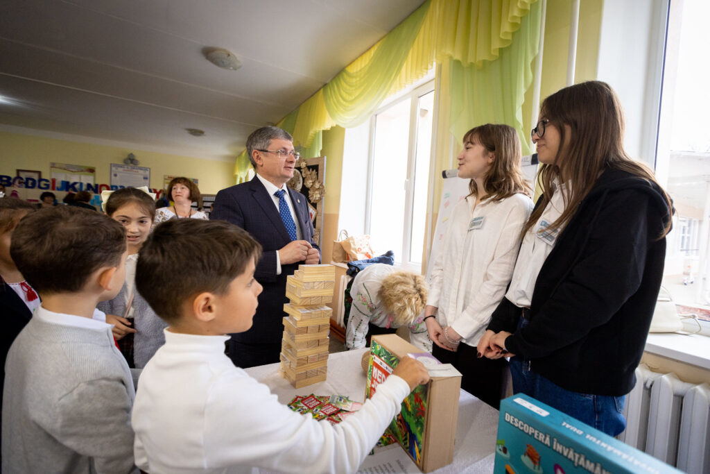 <strong>Președintele Parlamentului, la aniversarea a 50 de ani a școlii din Doroțcaia: „În pofida tuturor provocărilor, cea mai bună resursă sunt elevii”</strong> 2 presedintele parlamentului la aniversarea a 50 de ani a scolii din dorotcaia