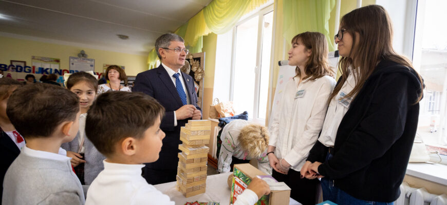<strong>Președintele Parlamentului, la aniversarea a 50 de ani a școlii din Doroțcaia: „În pofida tuturor provocărilor, cea mai bună resursă sunt elevii”</strong> 1 presedintele parlamentului la aniversarea a 50 de ani a scolii din dorotcaia