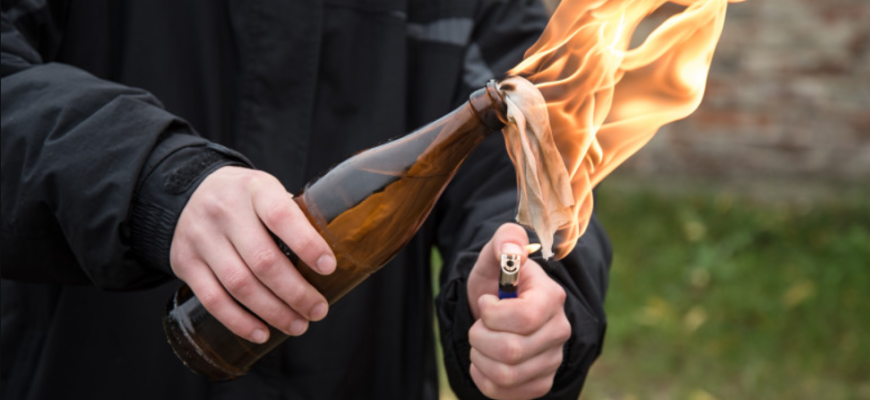 retinuti dupa ce au aruncat cu cocktail uri molotov