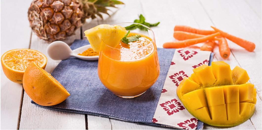 Smoothie cu ananas și turmeric, excelent împotrivă simptomelor de răceală