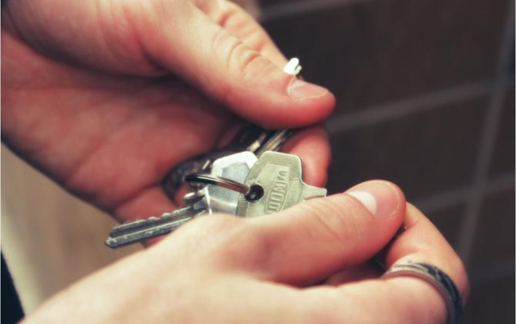 un barbat a ajuns sa locuiasca intr o rulota