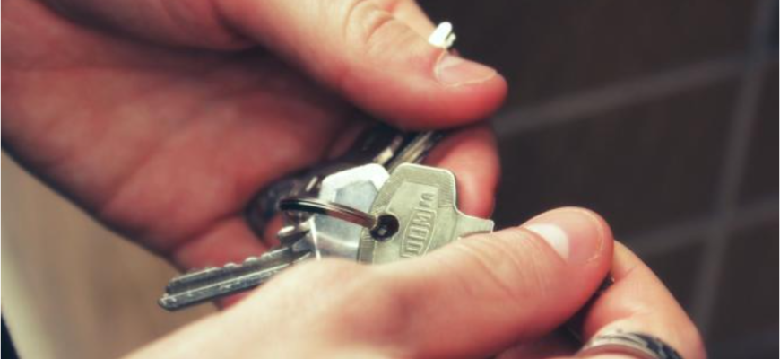 un barbat a ajuns sa locuiasca intr o rulota