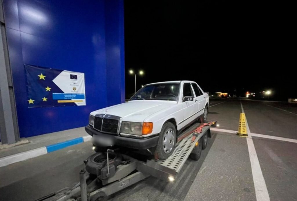 Un Mercedes Benz a fost ridicat de poliția de frontieră din cauza unor nereguli, depistate în timpul verificărilor